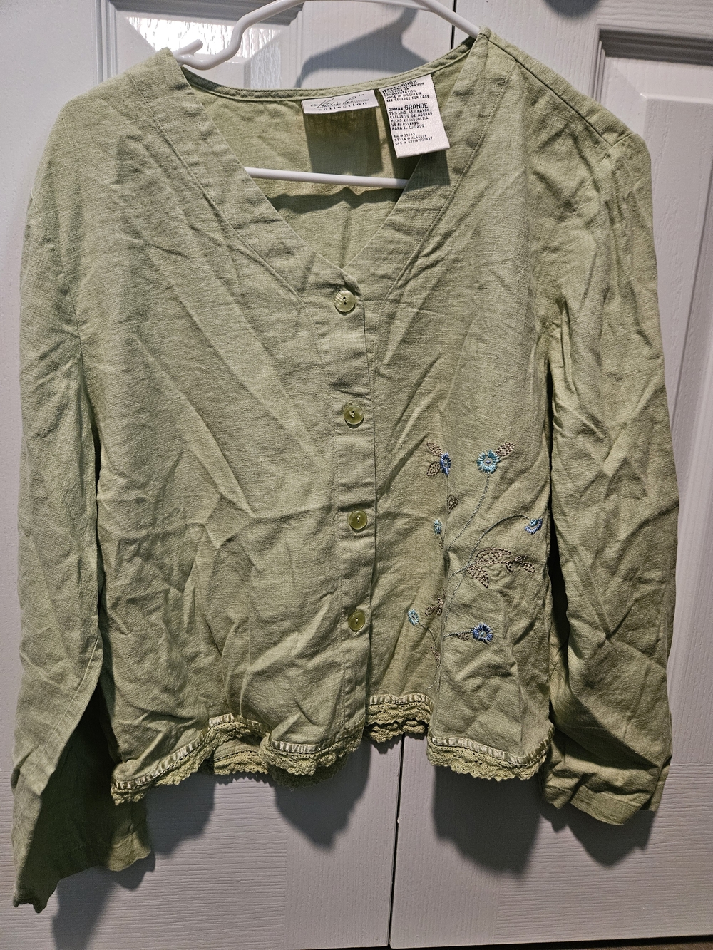🎉 6 Items/$15 🎉 Light Green Button-Up Shirt with Floral Embroidery